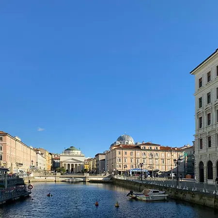 Piazza Unità 15 Min Walk - Design, Netflix E Wifi Séjour chez l'habitant Trieste