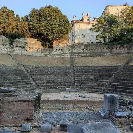 Piazza Unita 15 Min Walk - Design, Netflix E Wifi בית אירוח